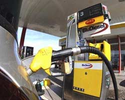 Benzina: Governo promette tavolo con regioni e organizzazioni