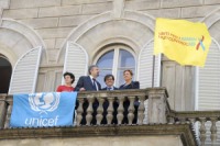 La bandiera dell’UNICEF sventola sul palazzo della Provincia