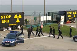Greenpeace: Cernobyl day, azione di Greenpeace in Francia