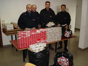 Arrestati con 40 chili di sigarette di contrabbando