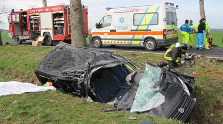 Furgone contro albero, muore una donna grave il conducente