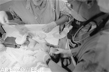 Incinta di 2 gemelli muore dopo un intervento per ascesso alla gamba