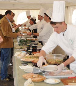 In Piazza Risorgimento, il pranzo è servito