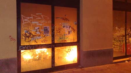 Incendio in un magazzino nel centro di Arezzo