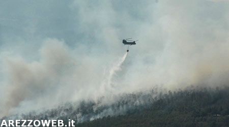 Incendi boschivi: canadair ed elicotteri in azione su 23 roghi