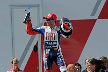Lorenzo spazza via la concorrenza vincendo a Brno, Rossi è quinto