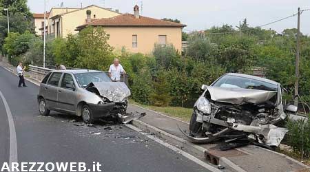 Frontale fra due vetture a Indicatore, due feriti