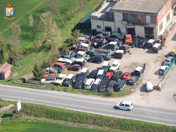 GDF: Auto abbandonate e rifiuti speciali, sequestrati 300mq di terreno