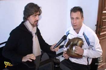 Striscia: Staffelli consegna il Tapiro d’oro ad Antonio Cassano