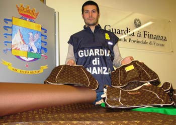 Fabbricavano borse ‘Lousi Vuitton’…false, denunciato 42enne cinese
