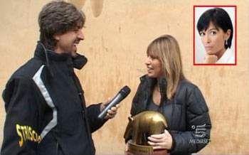 Striscia: Valerio Staffelli consegna il Tapiro a Alessandra Mussolini