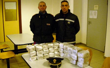 Trasportava 32 chilogrammi di hashish, arrestato 27enne