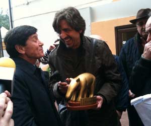 Striscia la Notizia consegna il tapiro a Gianni Morandi