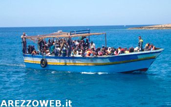 Soccorso un barcone che va a fuoco Lampedusa, salvati 299 profughi