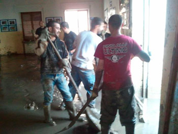 CasaPound: volontari ad Aulla per ripulire dal fango strade e edifici