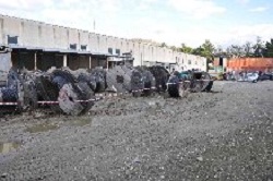 Bobine e rifiuti speciali abbandonati in un piazzale, una denuncia