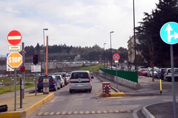Tornano le sbarre agli accessi dei parcheggi attorno all’ospedale