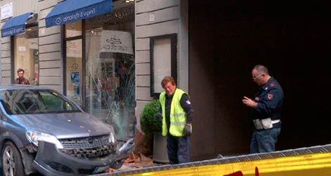 Contro mano nel Corso, 34enne distrugge vetrina di un ottica