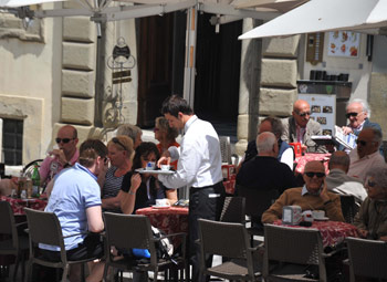 Bar e ristoranti si preparano alle assunzioni estive