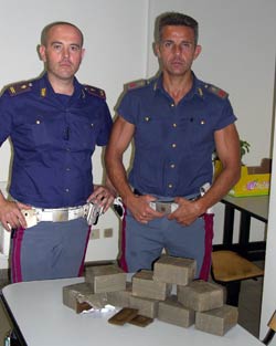 Trasportava 9chili di hashish, arrestato 24enne rumeno