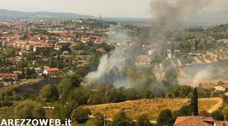 Fuoco sulle colline aretine, a rischio anche alcune case – FOTO