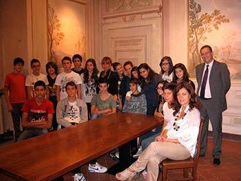 Andrea Vignini da il benvenuto agli  studenti dell’Istituto Laparelli