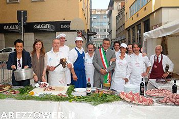 Su il sipario per i ‘Mercatini del mondo’ di Arezzo