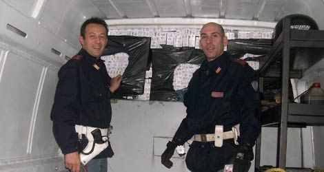 7mila pacchetti di ‘sigarette’ nascosti nel furgone, arrestato 52enne
