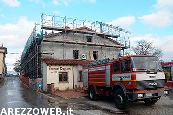 Fiamme nell’ex-fornace a Laterina – FOTO