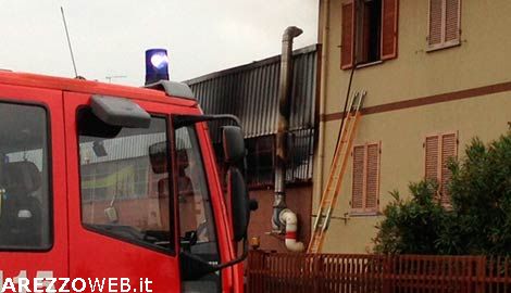 Incendio in ex-fabbrica, intossicati e famiglie evacuate – FOTO