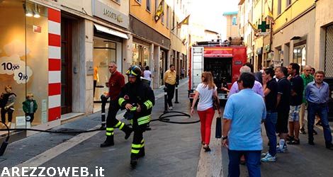 Incendio in centro ad Arezzo, prende fuoco il magazzino di un negozio – FOTO