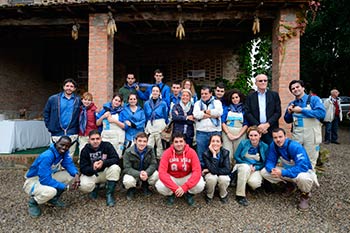 ‘Gettare le armi per impugnare le forbici’