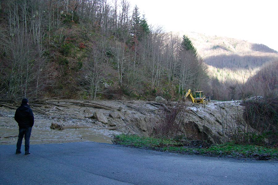Frana Montemignano: la montagna si scioglie e blocca la viabilità sulla SP 70