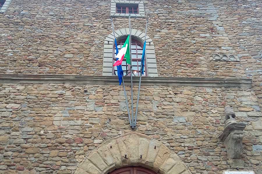 Bandiere a mezz’asta in segno di lutto
