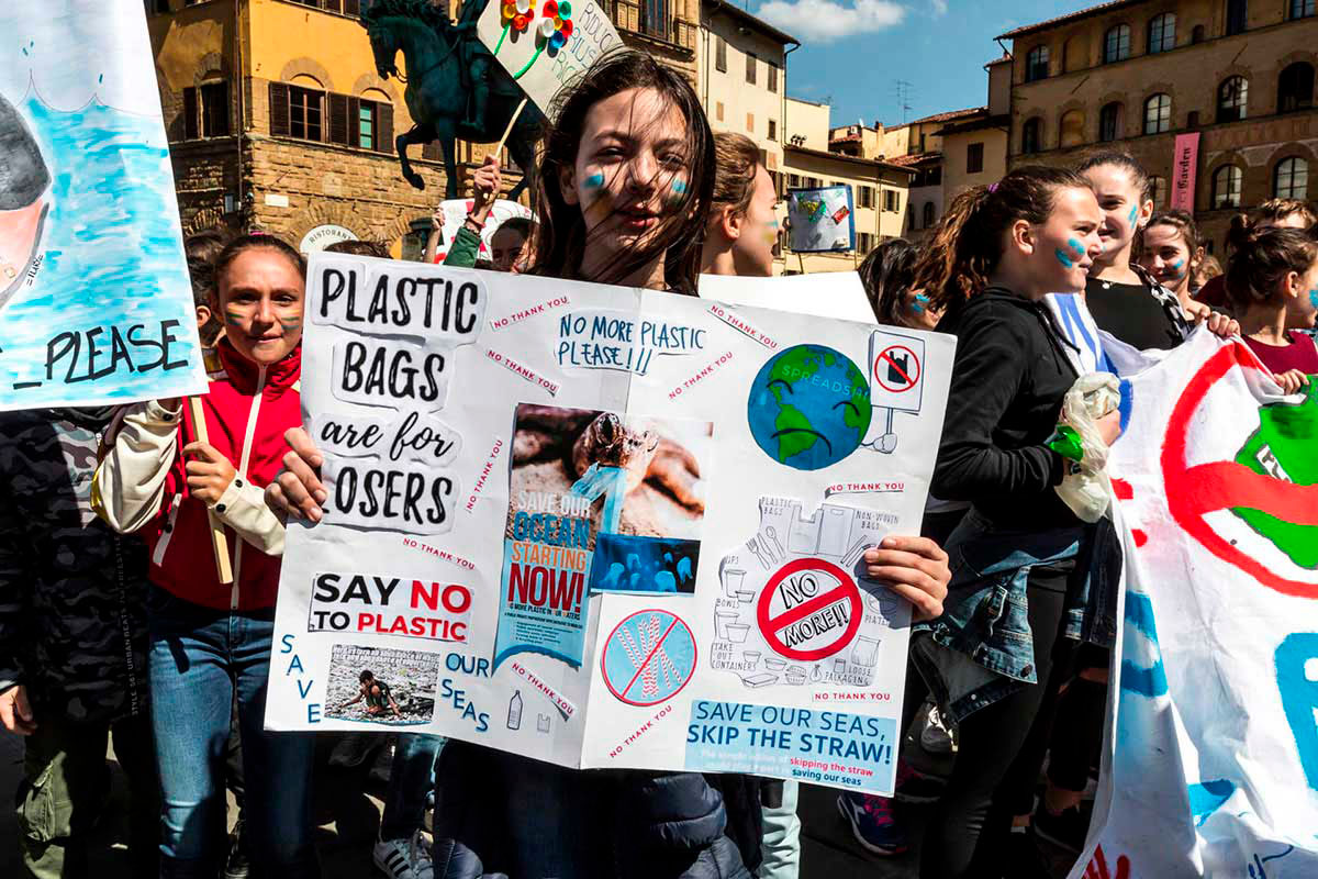 Greenpeace: centinaia di studenti manifestano a Firenze per dire stop alla plastica usa-e-getta