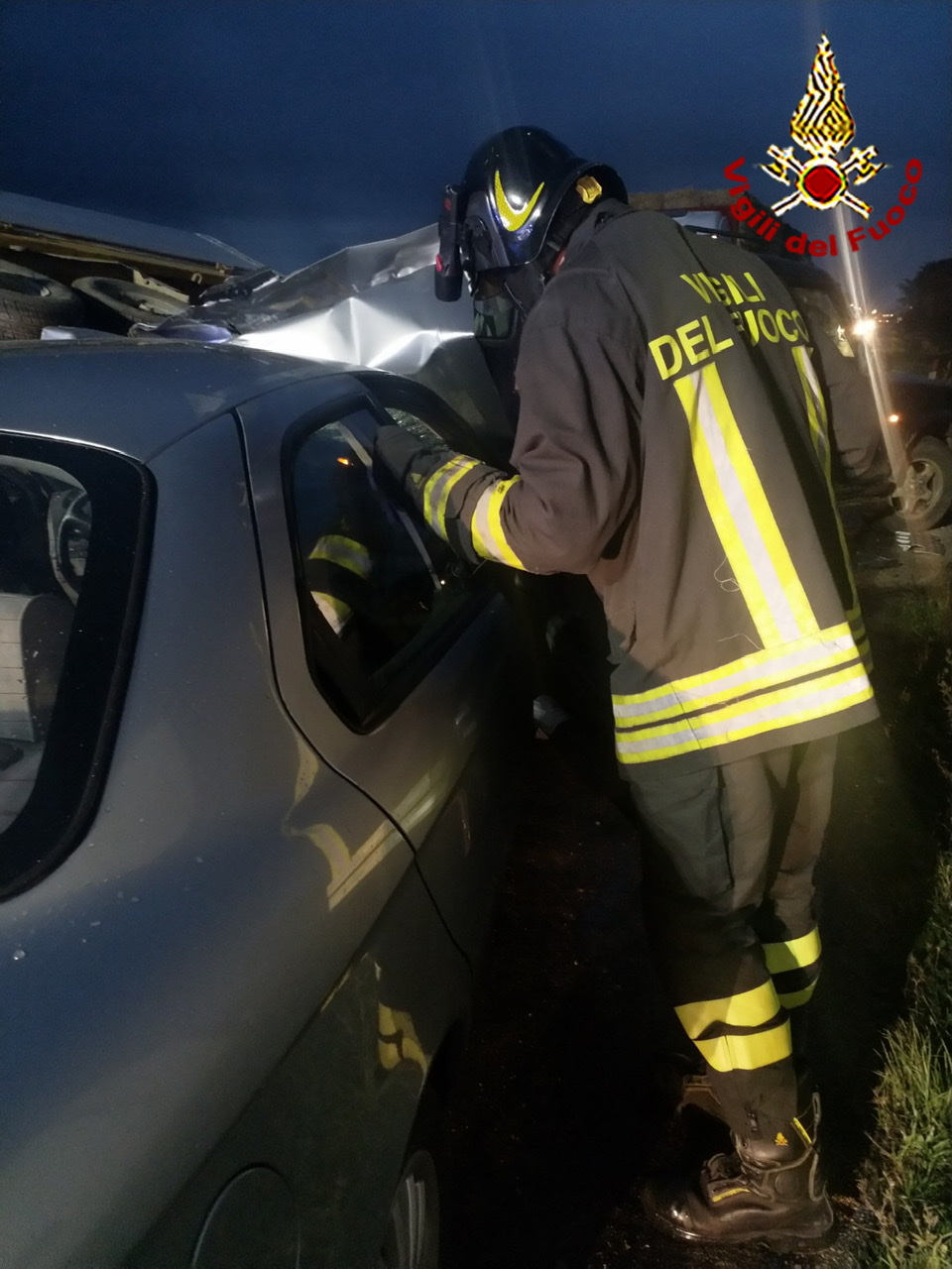 Una persona rimane incastrata all’interno dell’auto, soccorsa dai vigili del fuoco