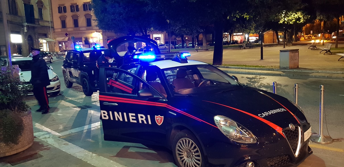 Notte movimentata nel centro storico di Arezzo: sei denunce per rissa e sanzioni per violazione del coprifuoco