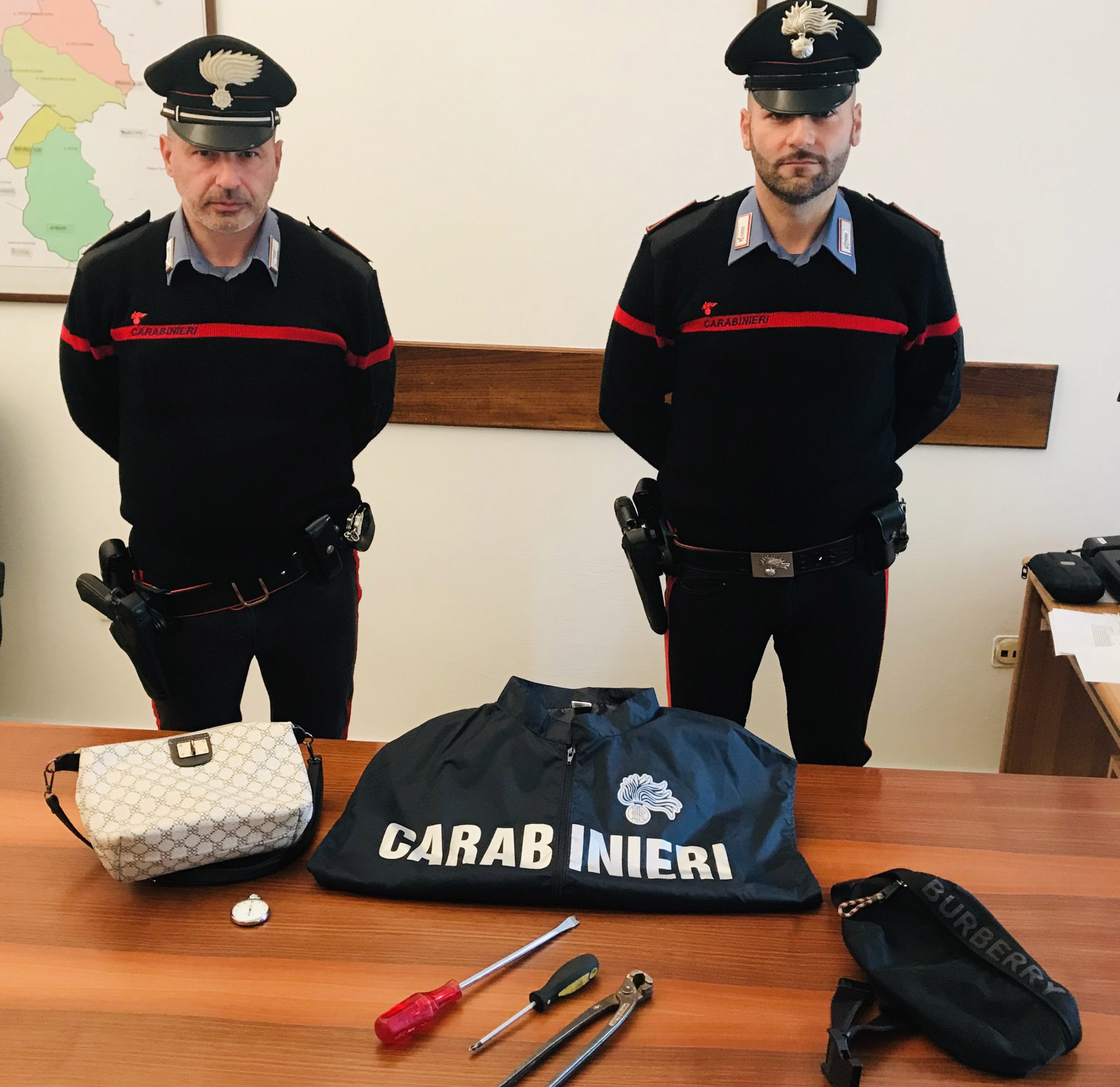 Tentano il furto un’abitazione: arrestati in 5 dai carabinieri ...