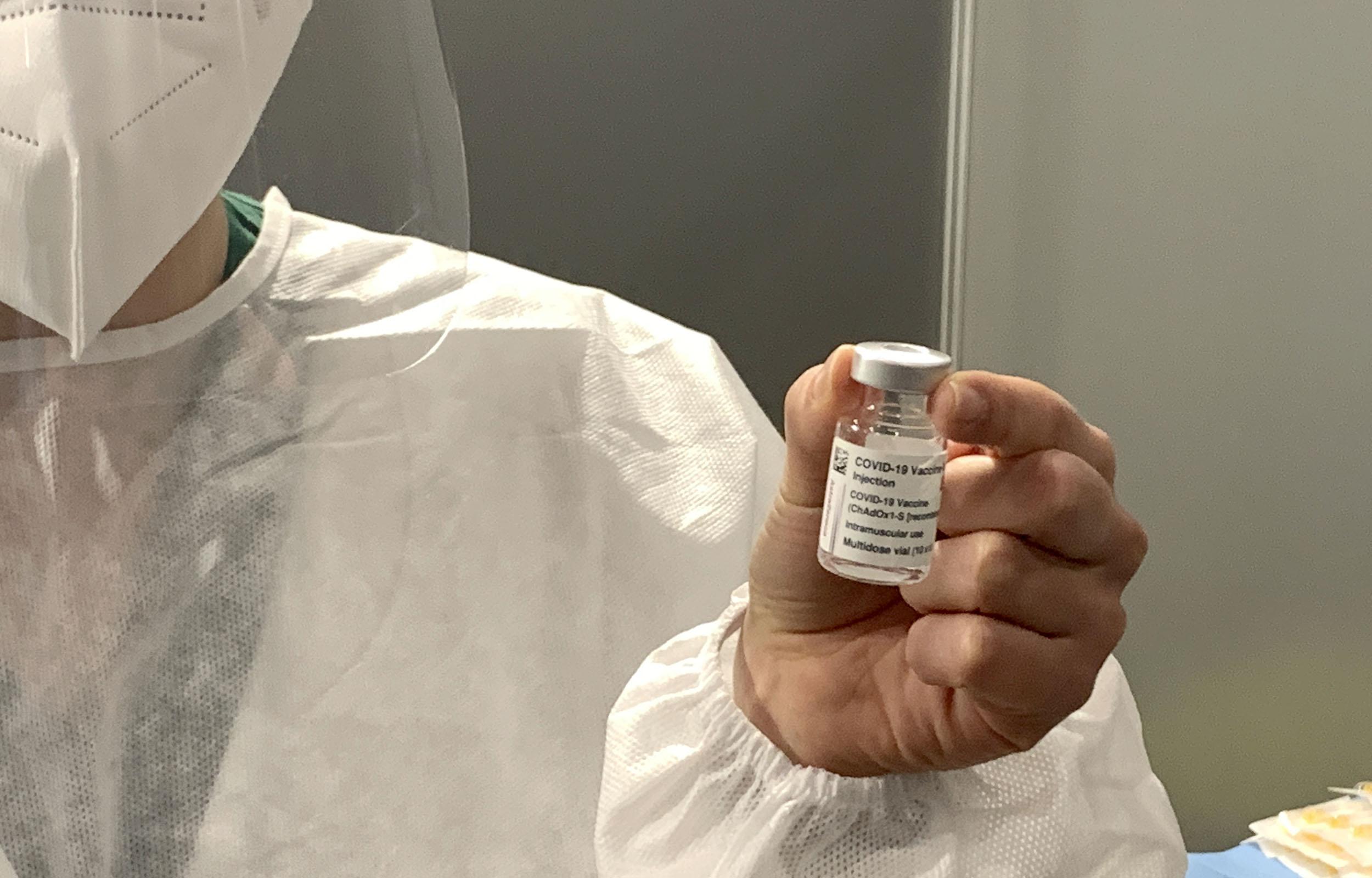 Vaccino, da Aifa nuova nota su AstraZeneca: “Reazioni avverse molto rare”