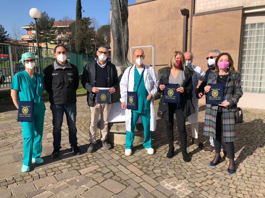 Rotary Club Arezzo: stamattina la consegna di borsette porta drenaggi post-operatori per la Senologia di Arezzo