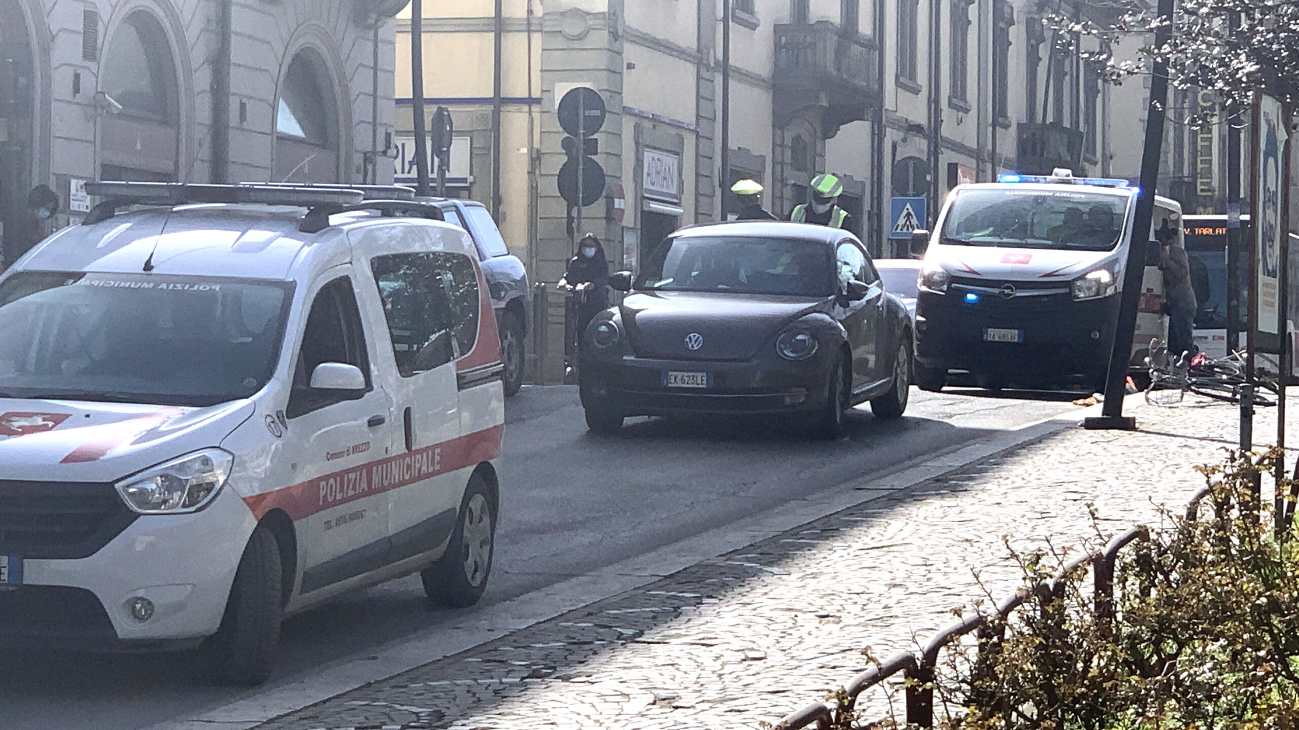 70enne investito da un auto in via V. Veneto, l’uomo è stato trasferito al San Donato in codice rosso