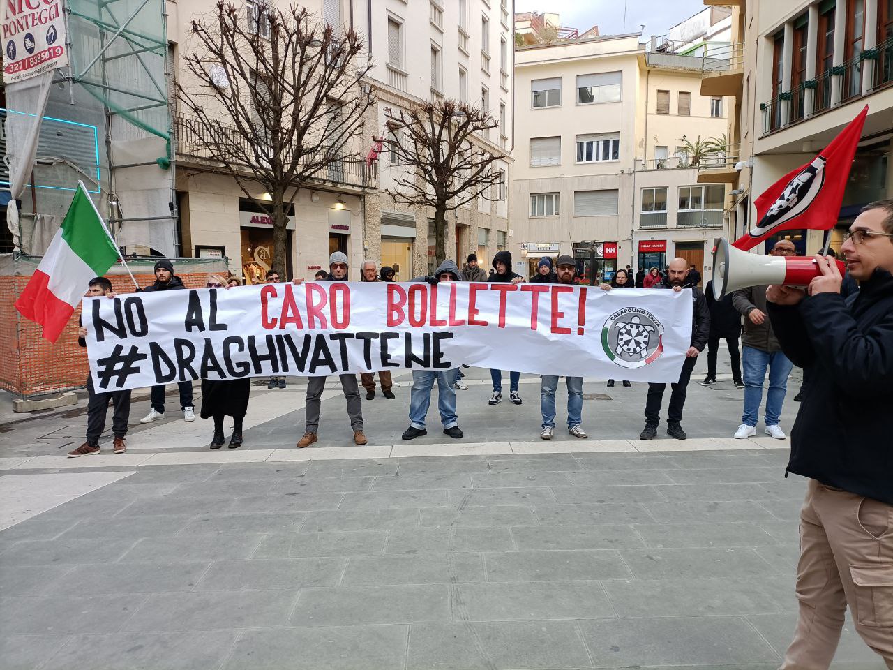 Rincari e caro bollette, CasaPound in piazza ad Arezzo: “L’incapacità di agire del governo non può ricadere su aziende e famigli: Draghi se ne vada”