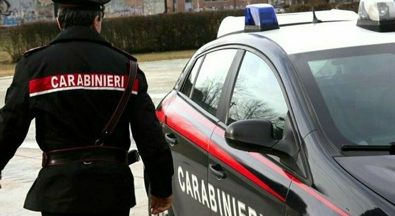 Viaggiava in auto con coltello, manganello e pistola a salve: sequestrati dai Carabinieri
