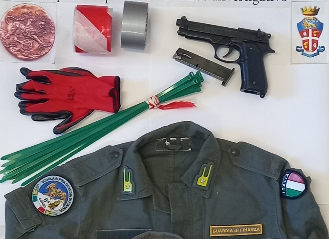 Vestiva con abiti contraffatti delle Guarda di Finanza, arrestato 43enne campano