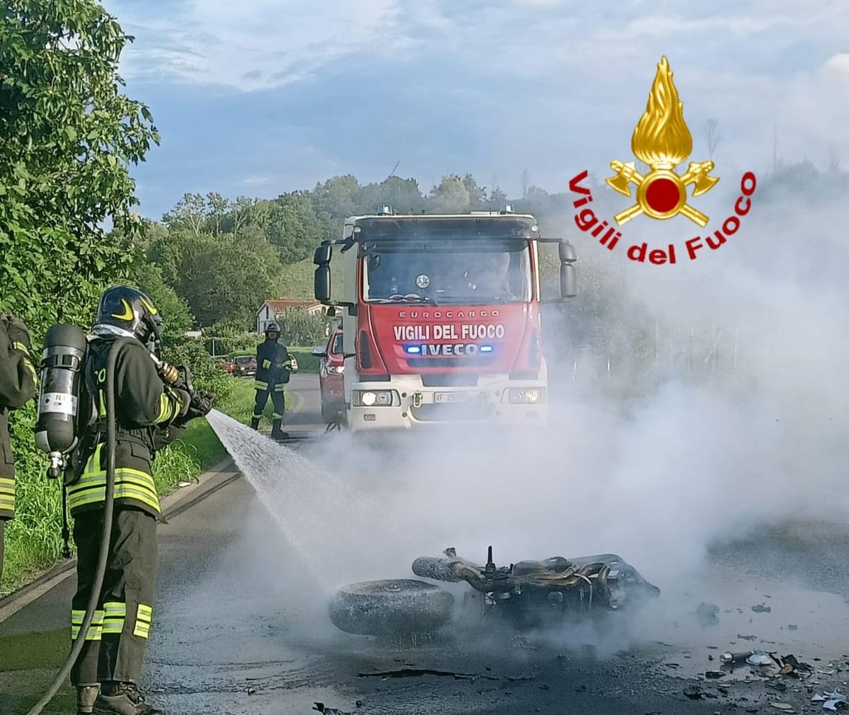 Scontro fra due ciclomotori e un auto, nell’impatto uno dei motociclisti perde la vita