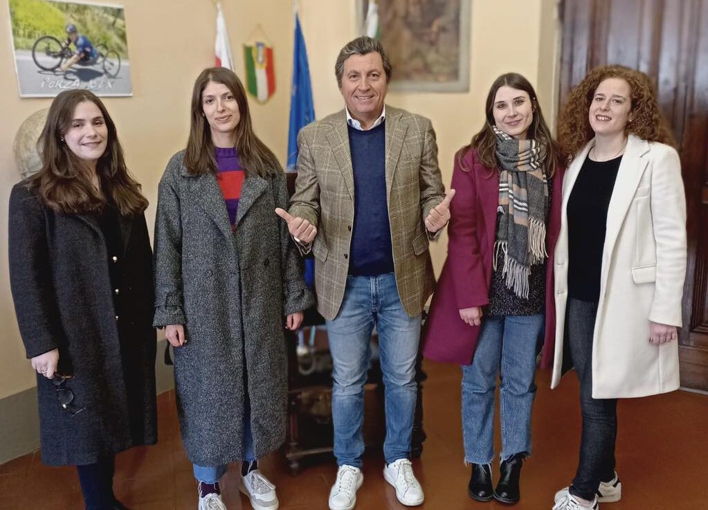 Attestati di ringraziamento alle 4 giovani donne castiglionesi della cooperativa Tanaquilla l’attività svolta con impegno, dedizione e passione in questi ultimi anni presso il Sistema Museale Castiglionese.