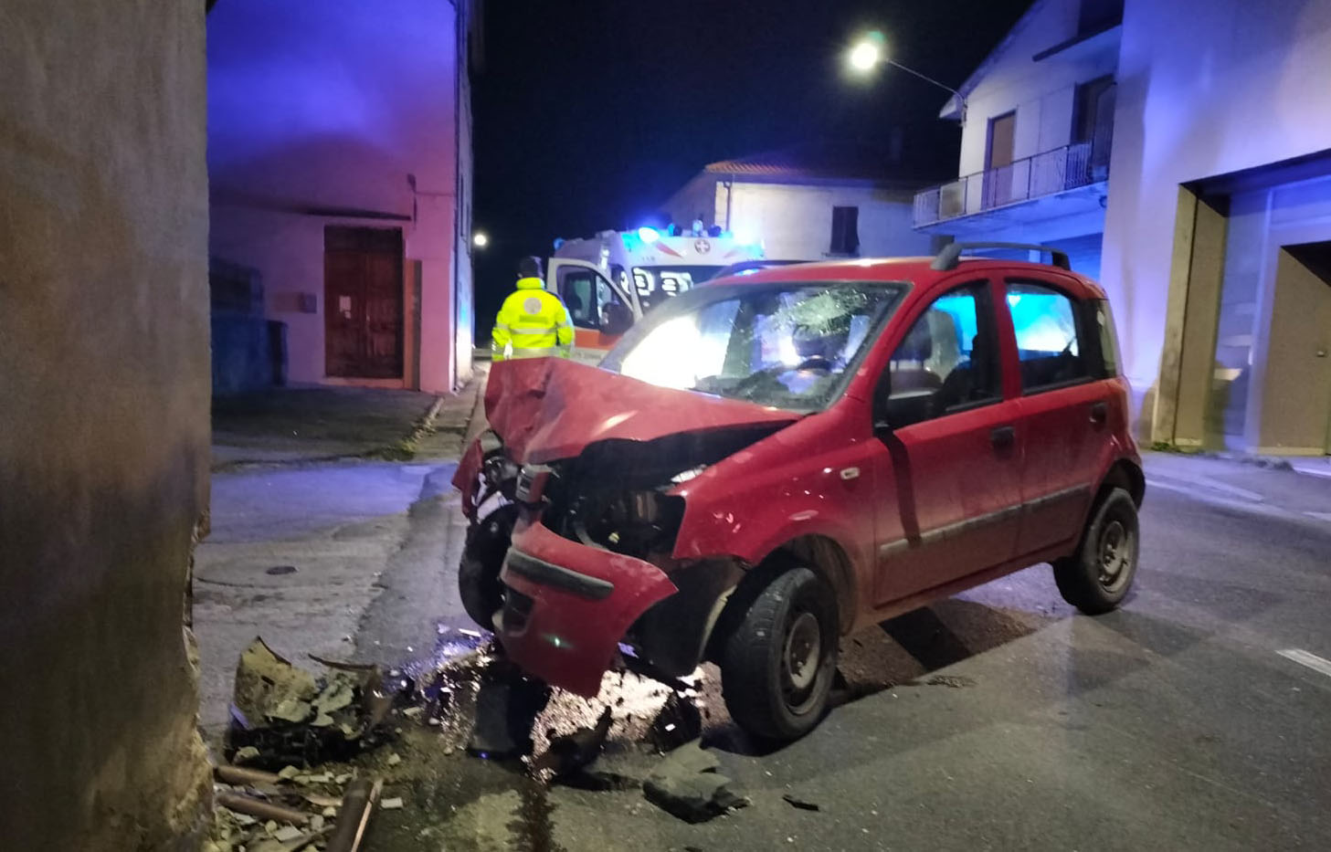 Incidente stradale a Policiano, ferito un 40enne e due minori