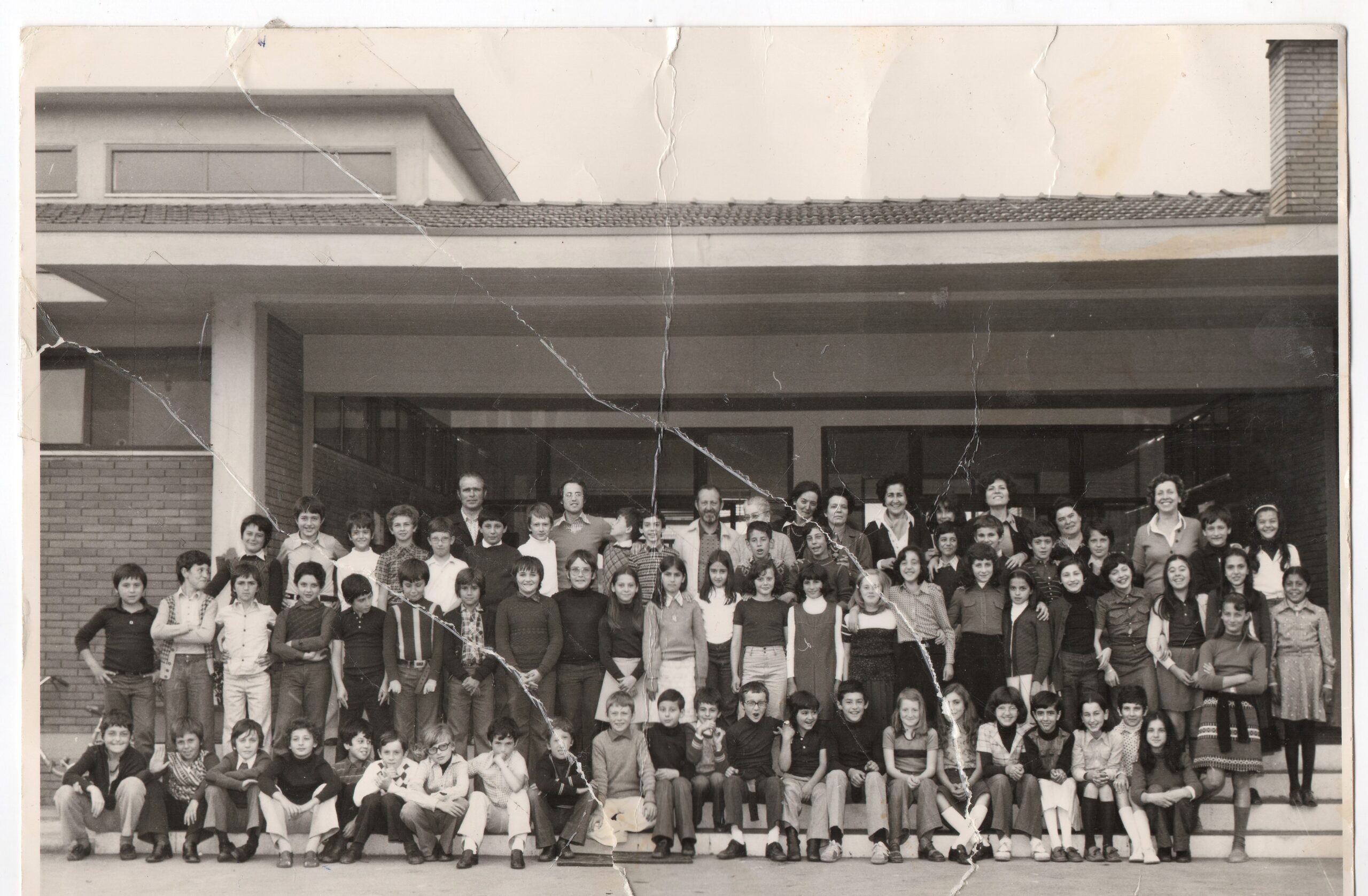 Scuola Pio Borri: 50 anni dopo si incontrano nella loro bellissima scuola elementare