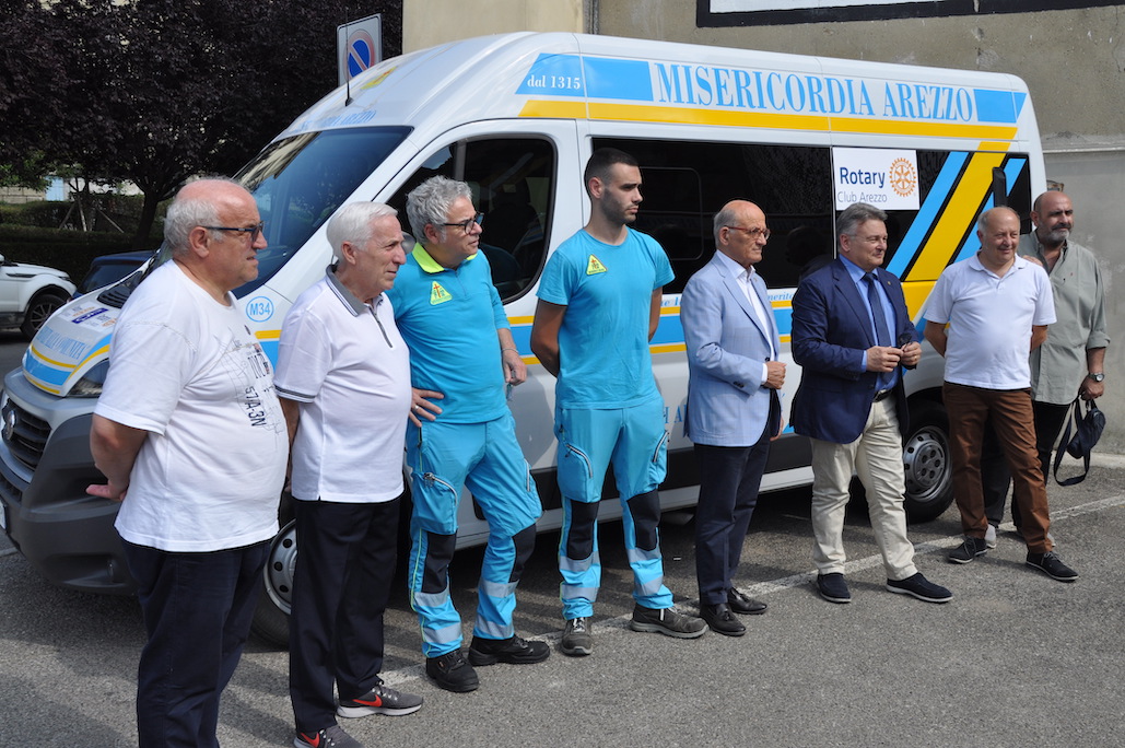Grazie a Rotary Club Arezzo inaugurato alla Misericordia un pulmino speciale per trasporti socio-sanitari