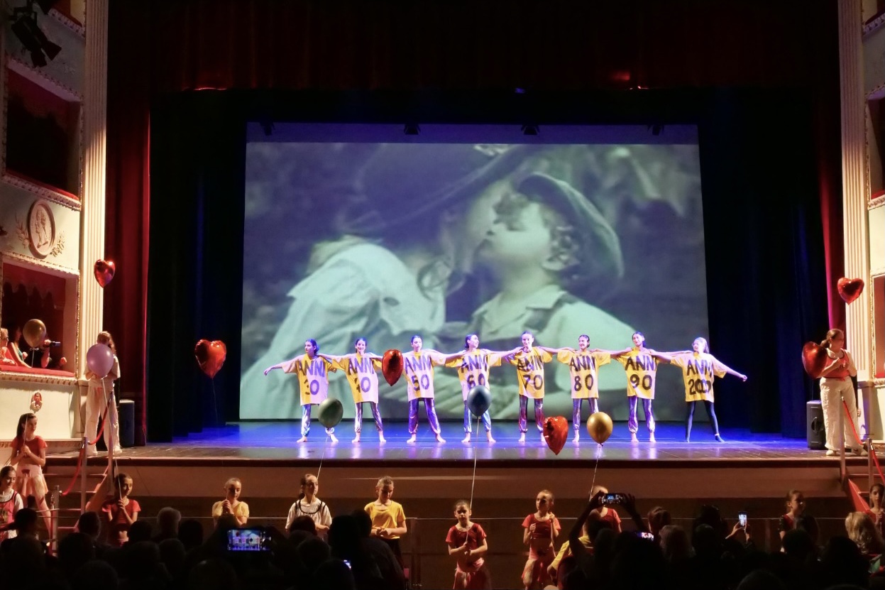 Quei Mitici Anni: lo spettacolo della Maison della Danza di Arezzo conquista il pubblico del Teatro Petrarca